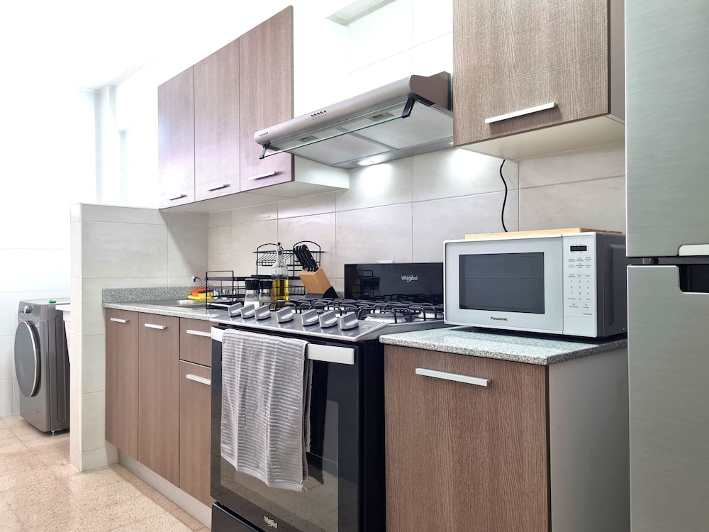 w Modern 2BR In La Cresta
