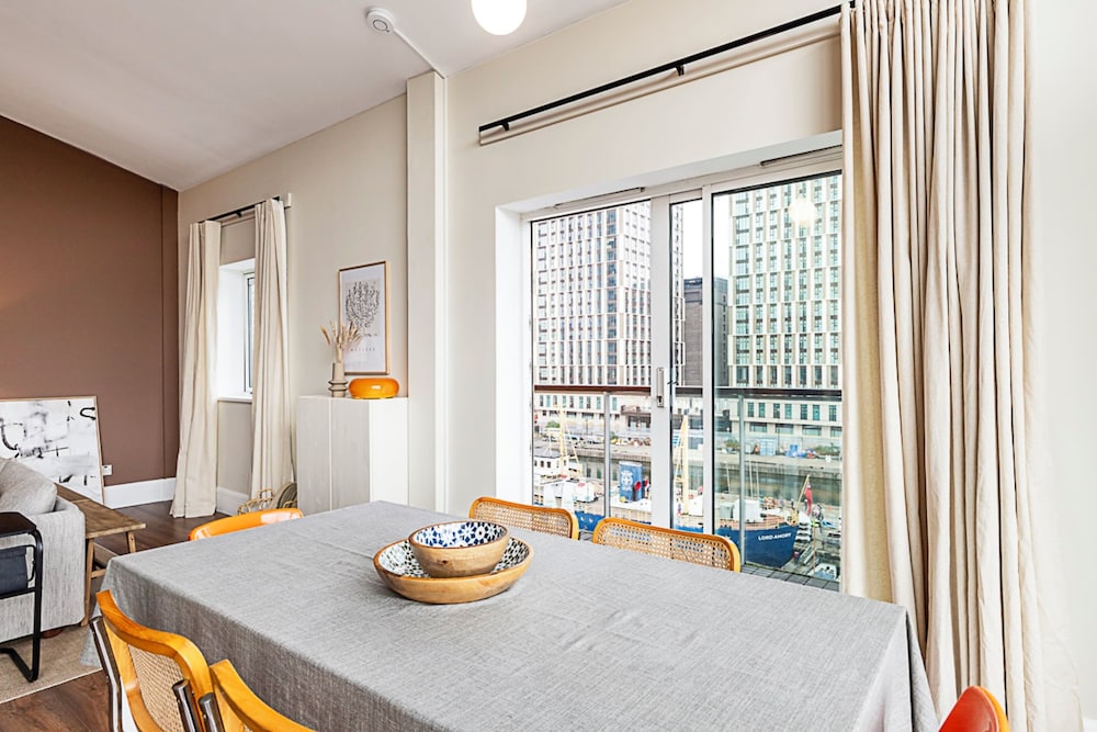 Bright and Stylish Riverside Haven in Canary Wharf