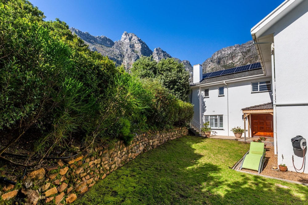 Camps Bay 4bed Home w Pool and Views Alma Marina