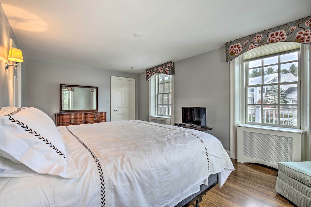 Spacious Estate w/ Courtyard: 2 Miles to Downtown!