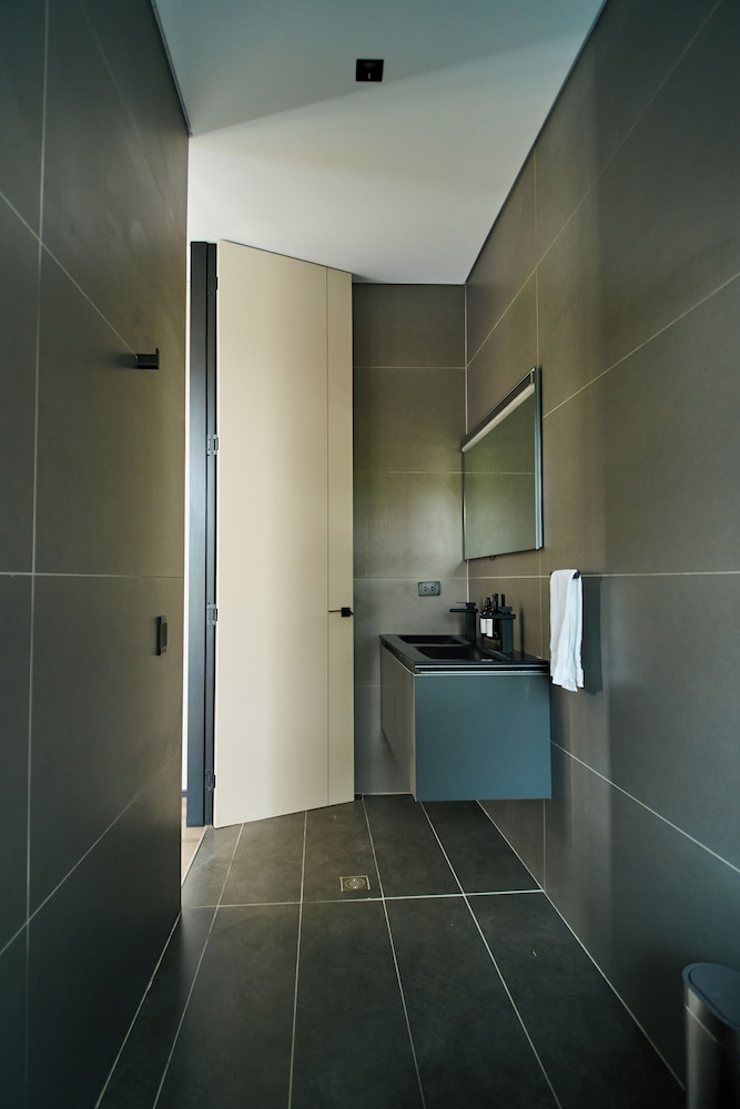 Roka Hotel