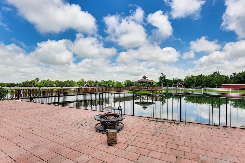Charming Caddo Mills Farmhouse w/ Private Yard view 2