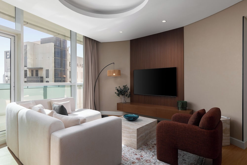 Maison Privee - Dazzling Downtown Retreat w/ Panoramic City Views