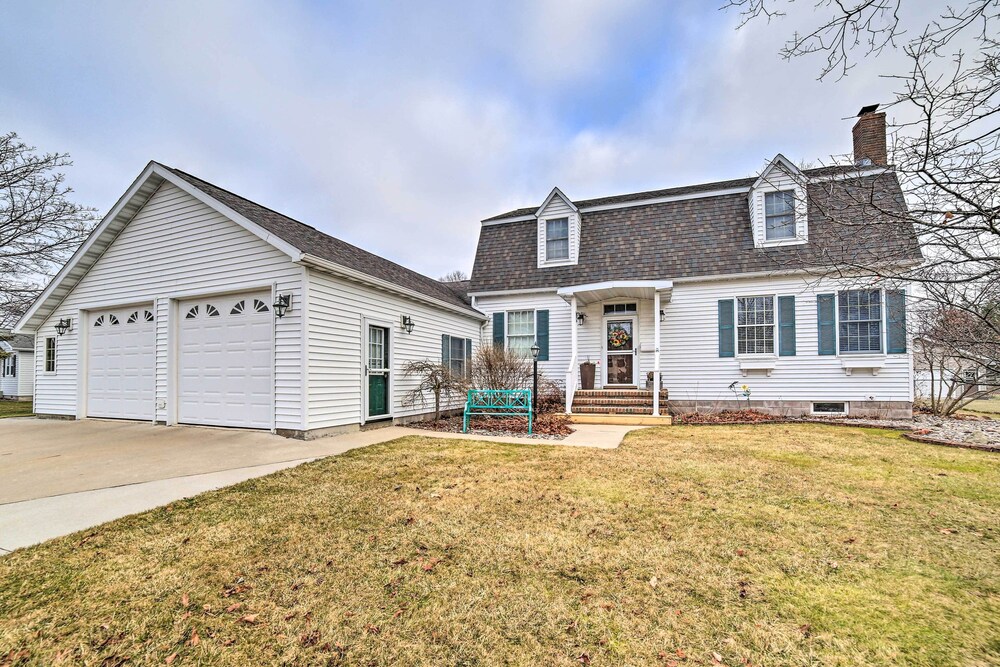 Spacious Michigan Home w/ Private Hot Tub view 2