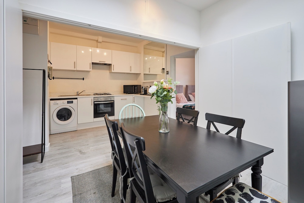 Host Stay Cosy Twickenham Rugby Gem view 4