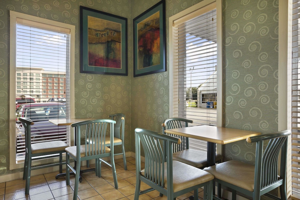 Mount Vernon Vacations - Super 8 by Wyndham Mt. Vernon IL - Property Image 5