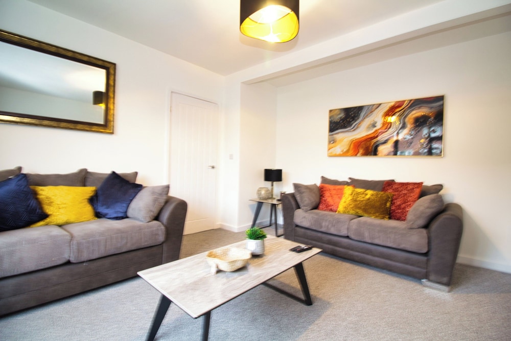 Spacious 3 Bed House - Newly Refurbished