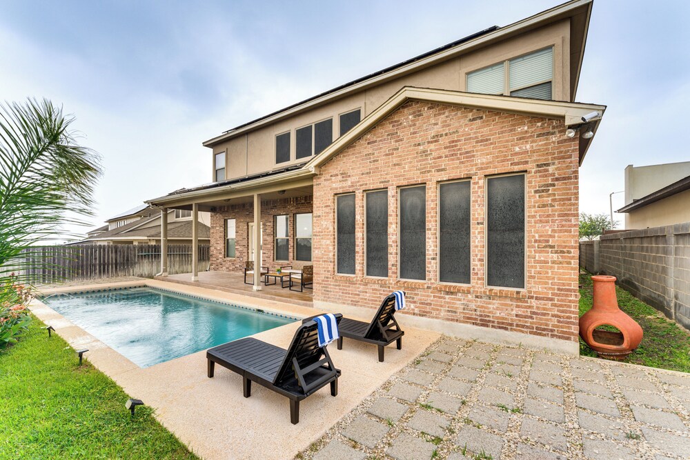 7 Mi to Lake Casa Blanca: Laredo Family Home!