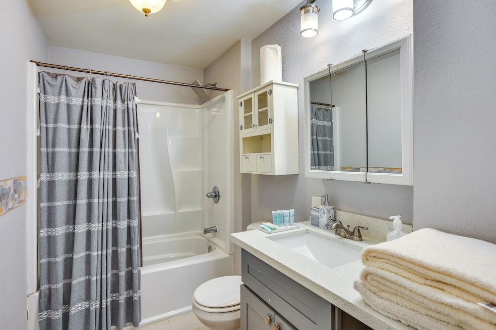 3 Mi to Dtwn Tacoma: Pet-friendly Home