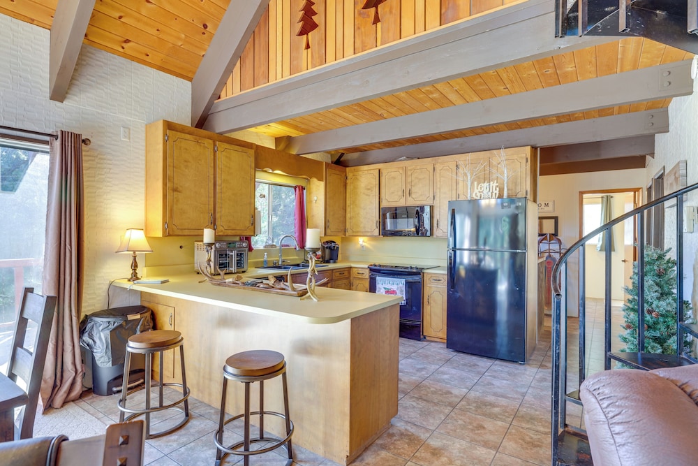 13 Mi to Skiing: Long Barn Family Cabin