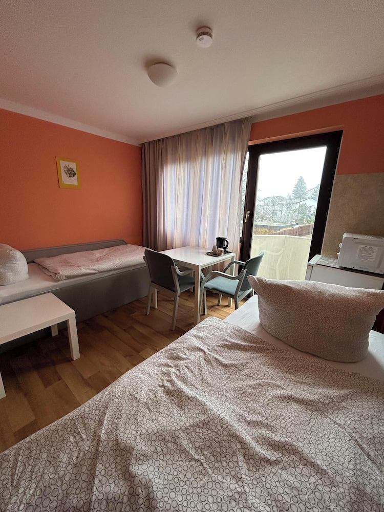 2-Rent Group Hostel Rooms AUB162