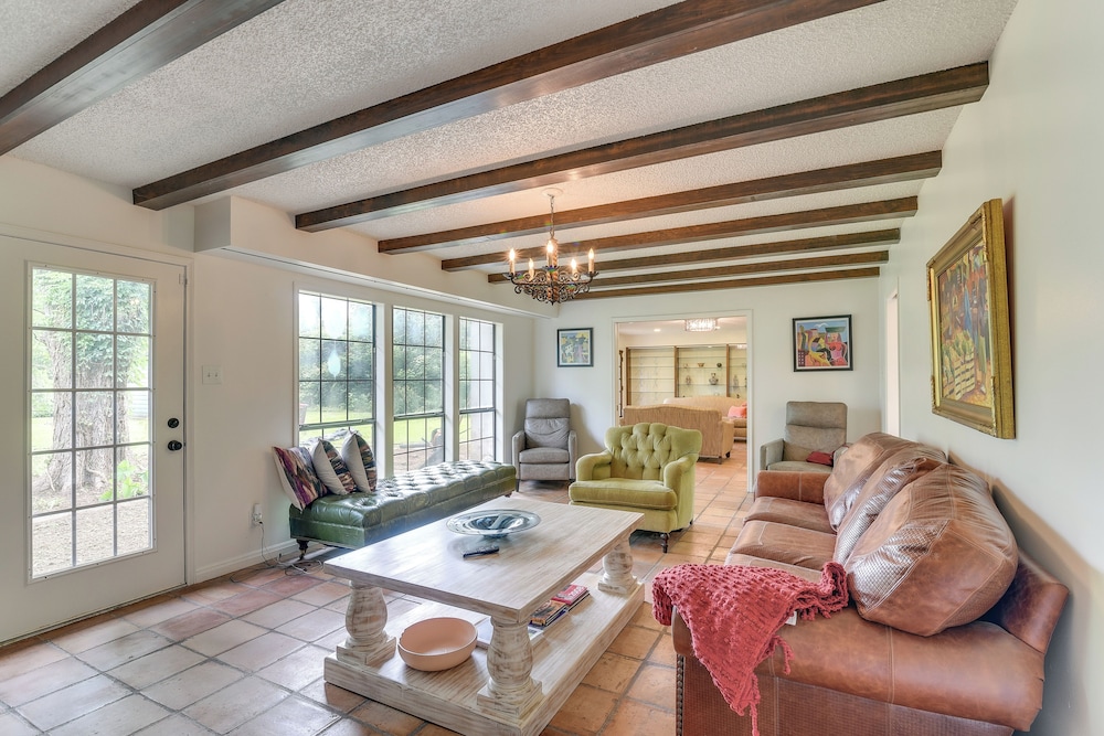 2 Mi to Dtwn: Spacious Angleton Home w/ Courtyard!