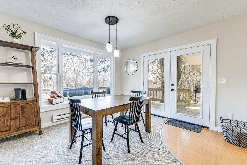 Hot Tub & Mountain Views: Waynesville Retreat!