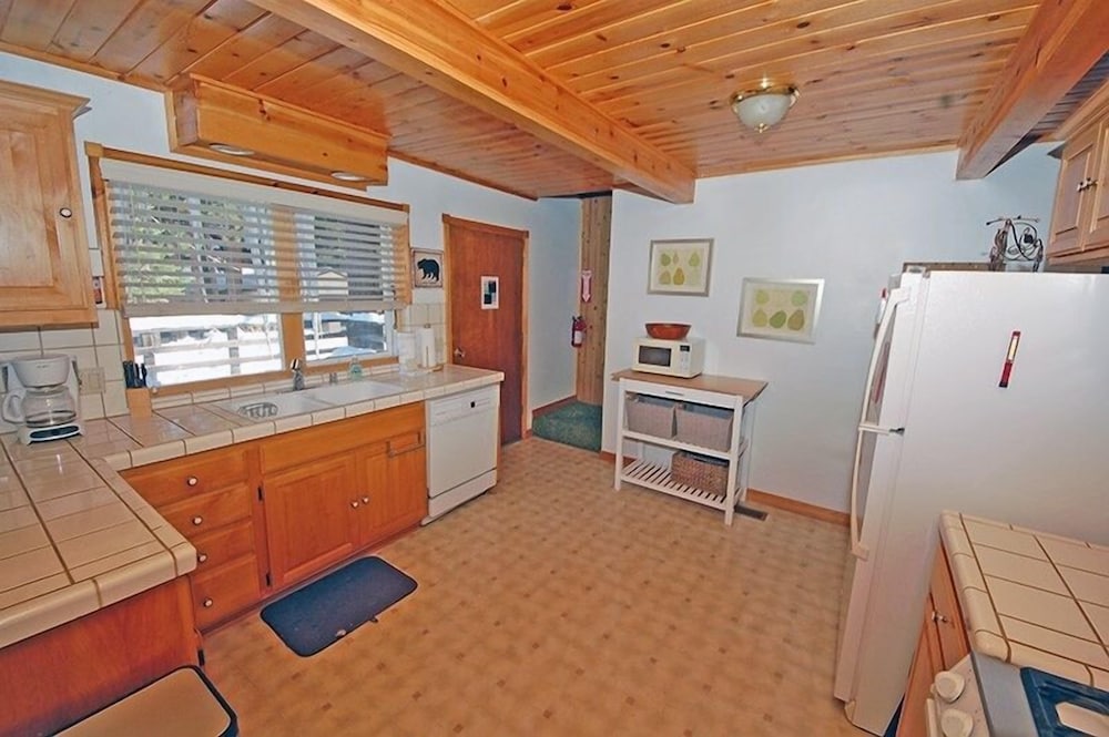 1116 Golden Bear 3 Bedroom Cabin by RedAwning view 5