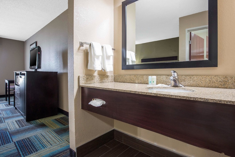 St Louis Vacations - Quality Inn Suites Arnold - St Louis - Property Image 21