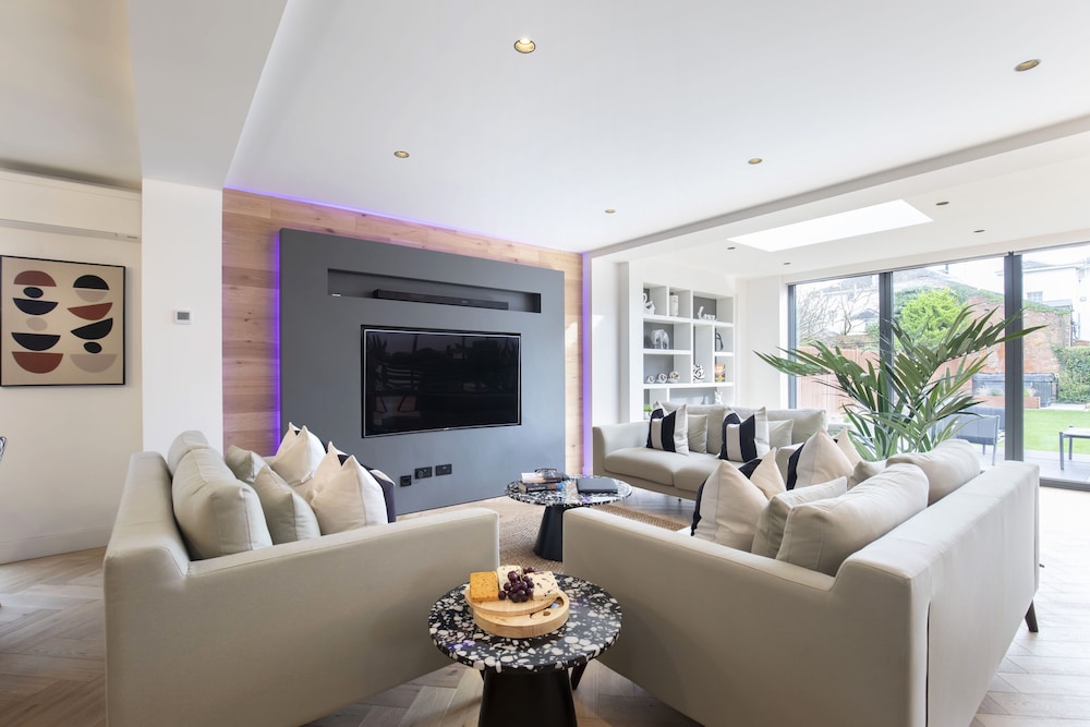 Elliot Oliver- Superior 6 Bedroom House With Hot Tub And Log Burner