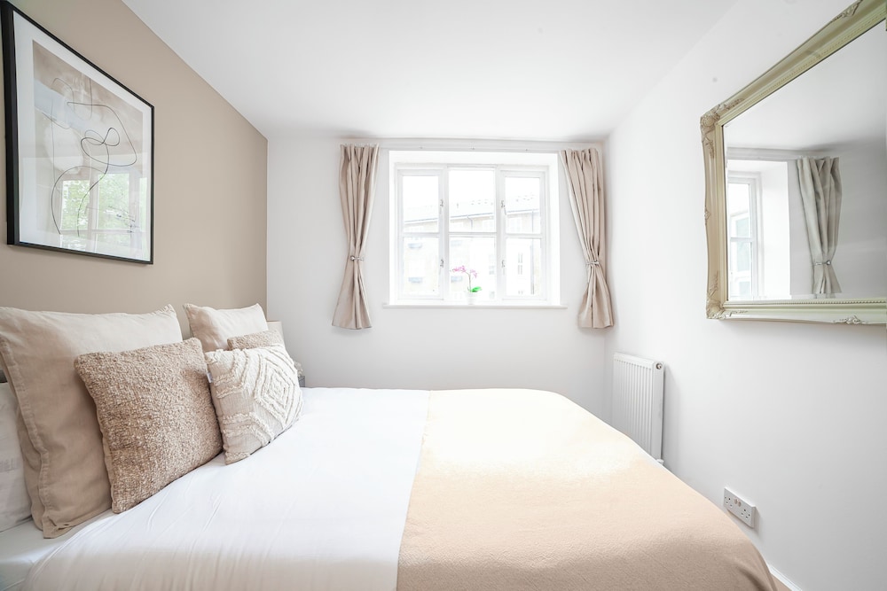 The Canary Wharf Flat view 5