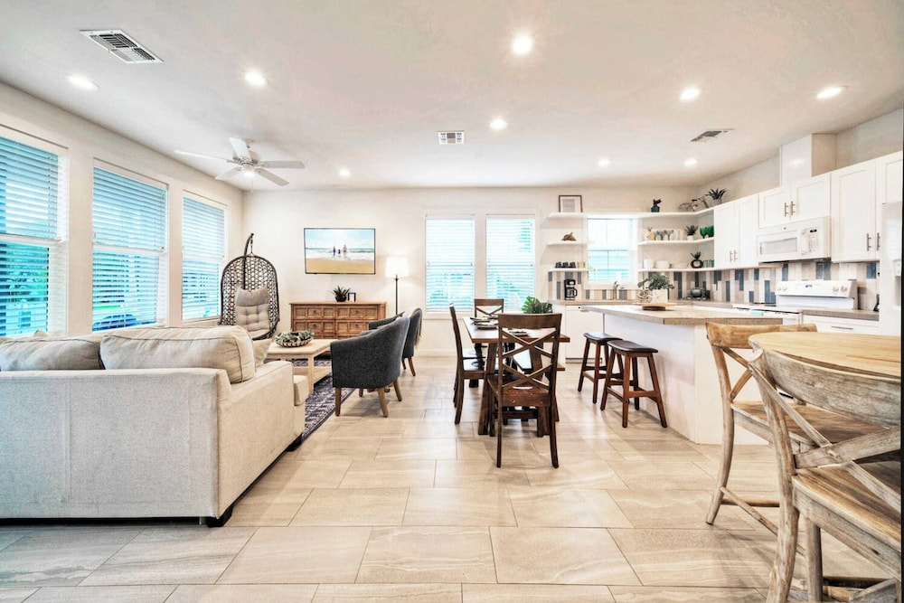 Sleeps 20 2 Homes in Mercer Village w/ Pool Heart of Old Town, Walkable