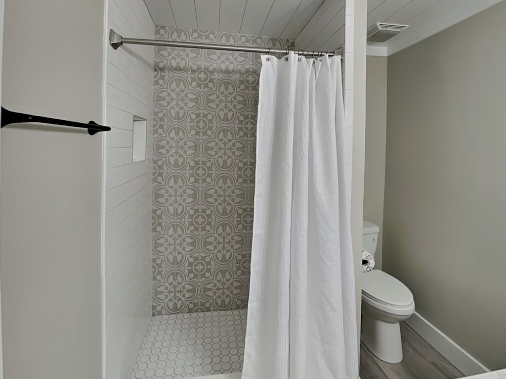 Easy on Eastern Lake by Southern Vacation Rentals