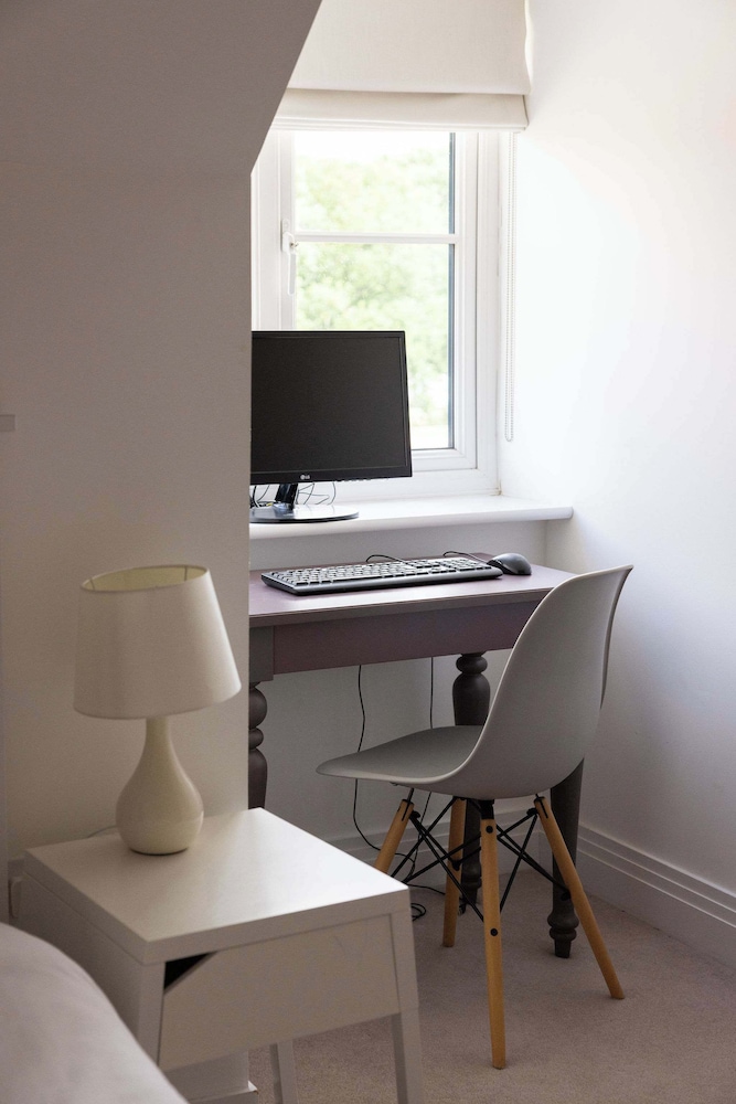 Modern Family Retreat Nr Beaches and Marina