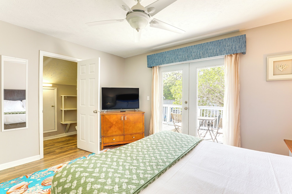 Walk to Ocean & Golf: North Myrtle Beach Home!