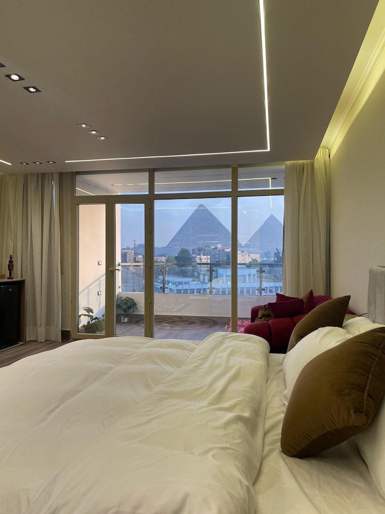 Roone Pyramids View Inn