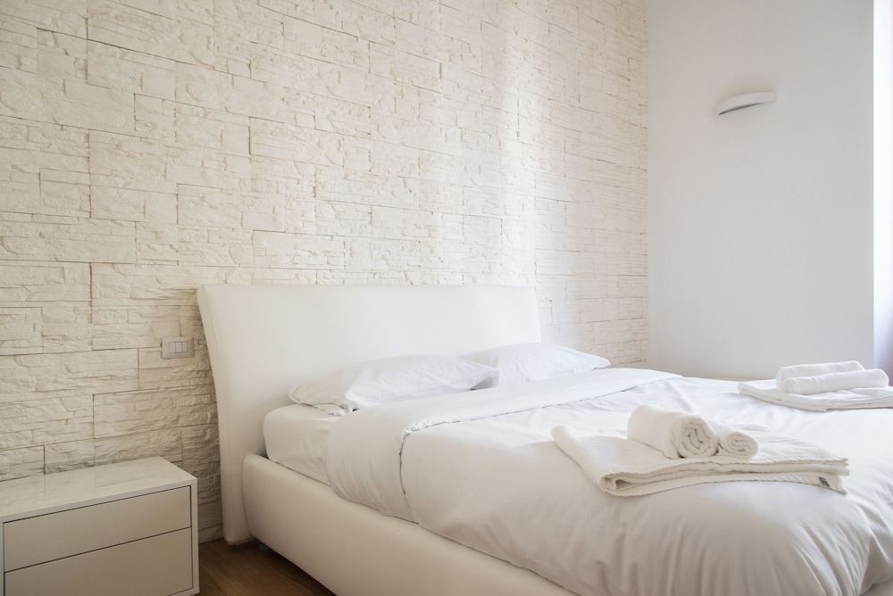 White and Clean Apartment near Metro MM1