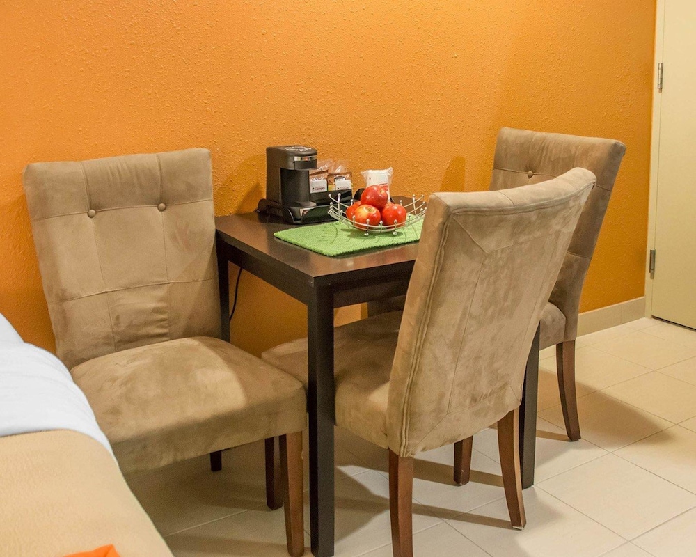 Econo Lodge Winnipeg South - Image 3