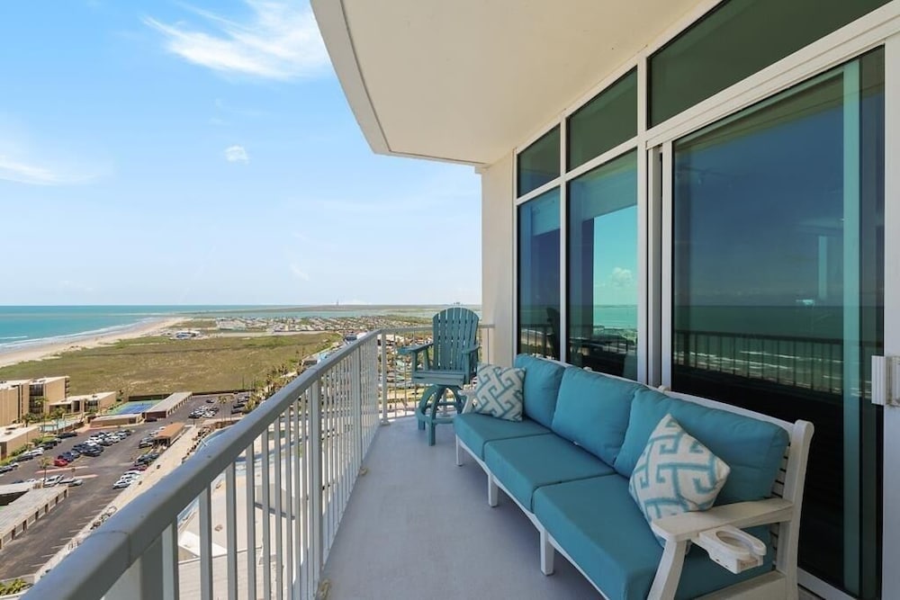 Stunning 17th Floor Spacex Direct Views Luxe 3 Bedroom Apts