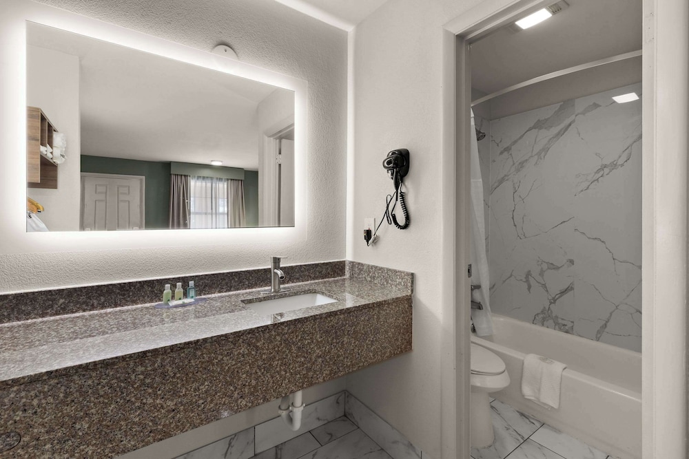 Monroe Vacations - Quality Inn - Property Image 10