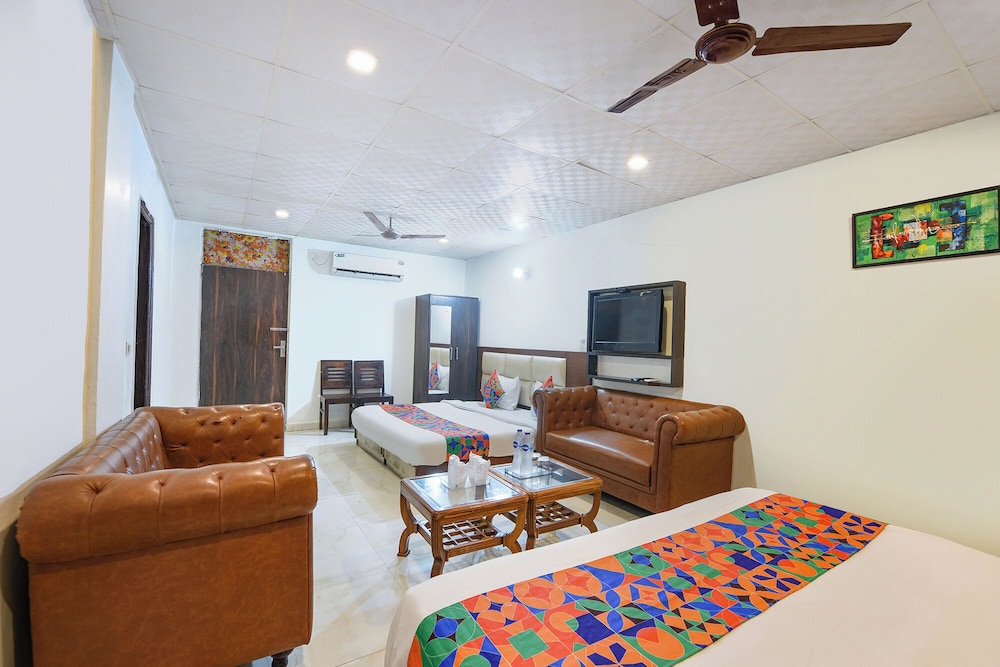 Fabhotel Lazeeno