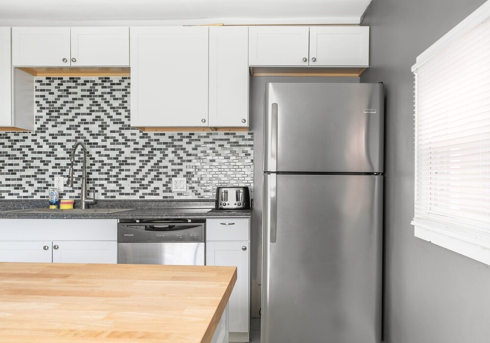 Charming 2 Bedroom with in Home Gym