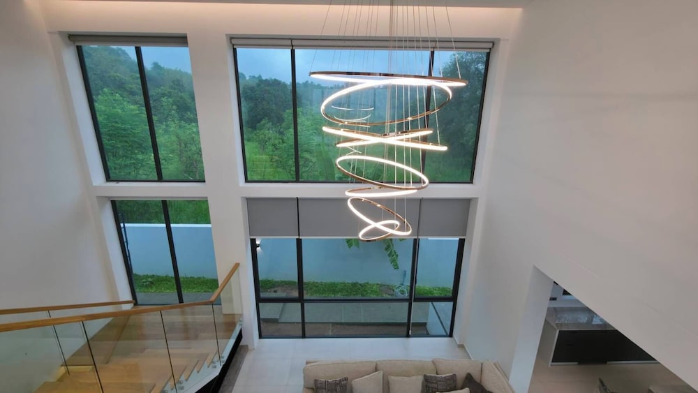 Luxurious 5-bedroom Villa Overlooking Pattaya City