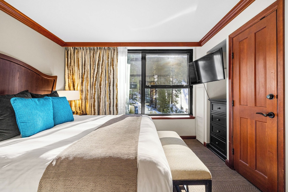 Condo w/ Fireplace & Community Perks