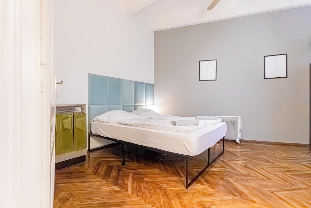 Elegant 1BR Apt Steps from Praterstern