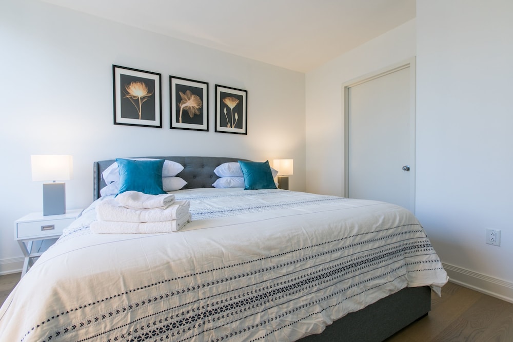 Bright 2 Bedrooms 2 Bathrooms Unit With Balcony