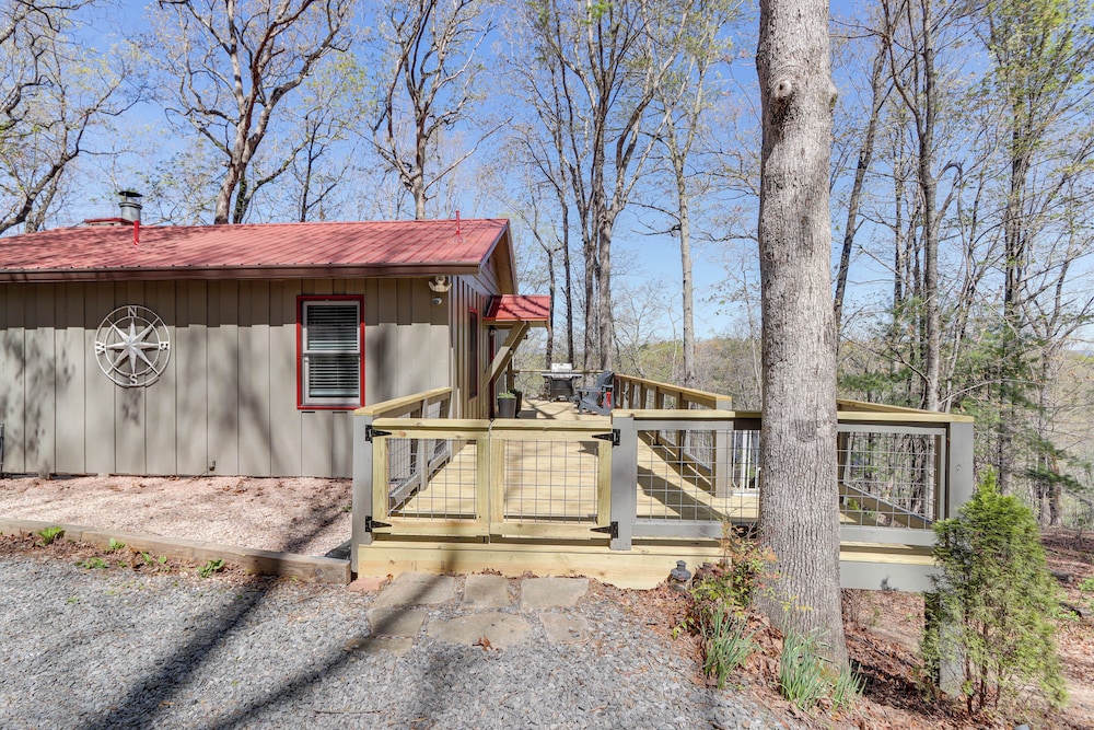 3 Mi to Dtwn: Blue Ridge Cabin w/ Hot Tub & Views