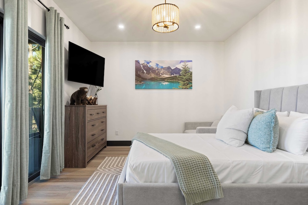 Modern Lodge Near Lake, Village, & Snow Summit Game Room, Decks, Firepit, Views