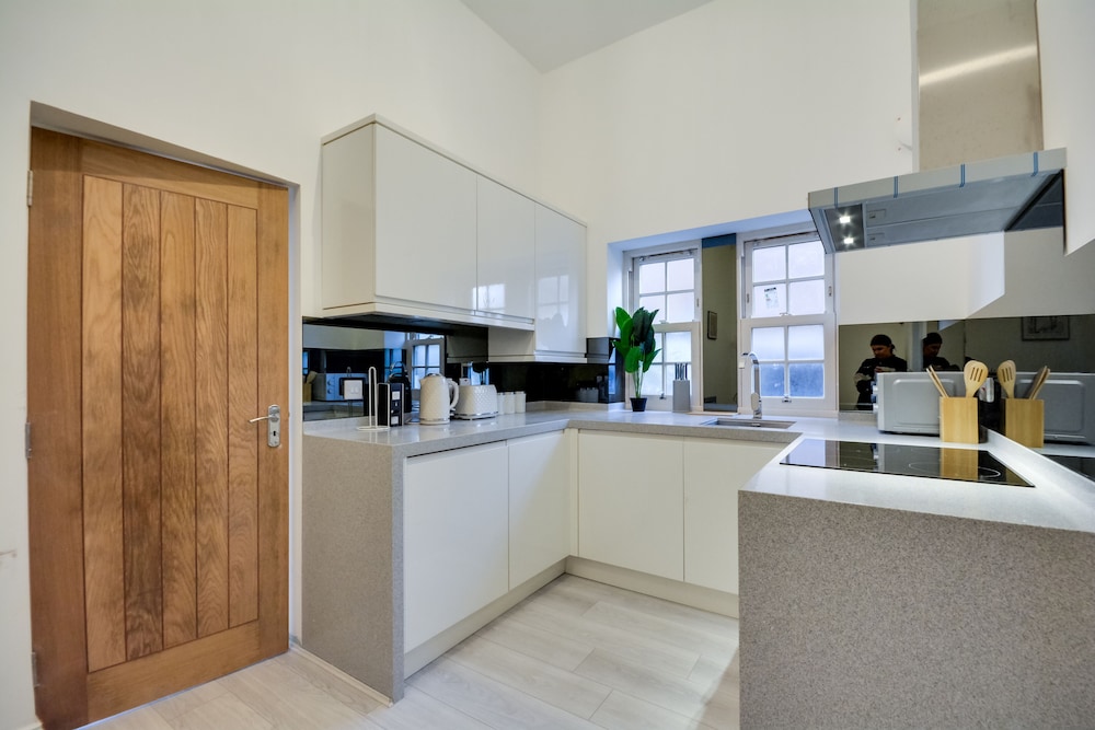 Lovely 1-bed Apartment in Wigan view 5
