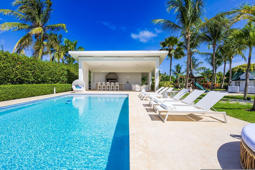 Villa Desiree 5BR Cocotal Luxury Villa Pool Maid