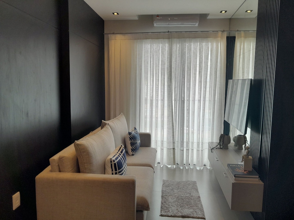 Your Exclusive Stay Just Steps From the sea in Meia Praia - FFS II
