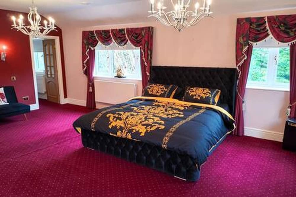 Stratford 4 BR Family Mansion With Pool, Gym & BBQ, Photo 14