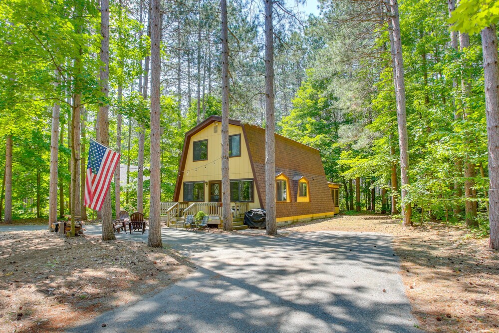 Crystal Mountain Cabin w/ Cozy Fireplace! view 4