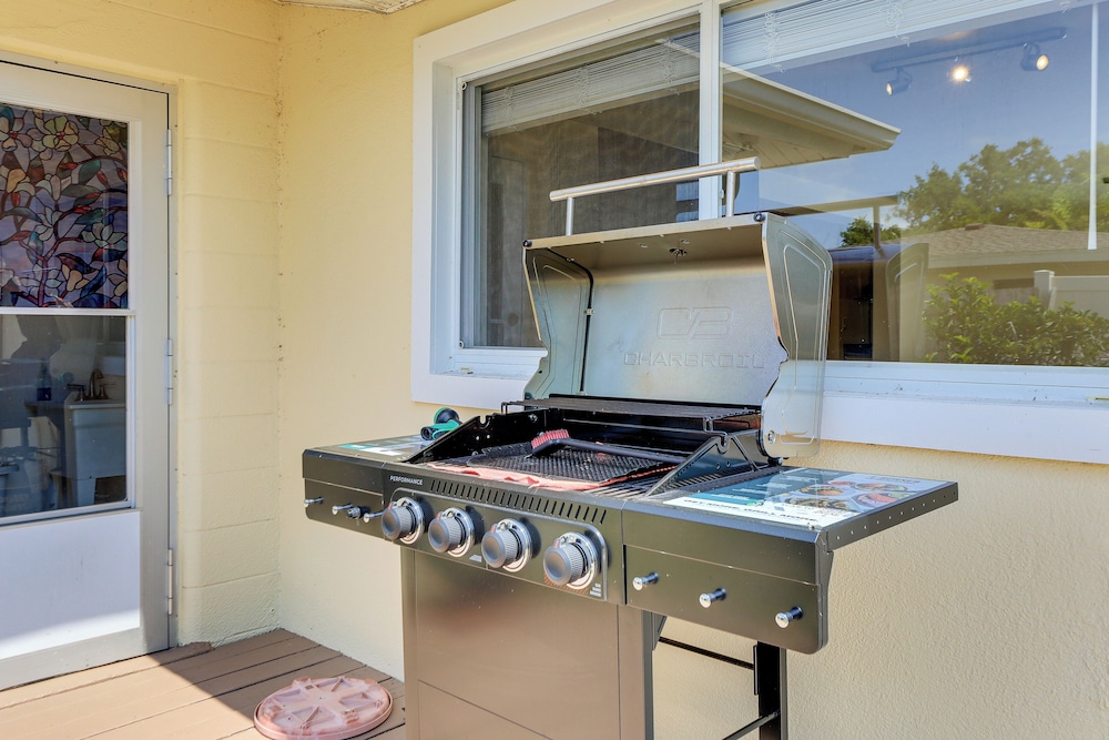 Poolside Oasis 6 Mi to Beaches: Sarasota Hideaway!