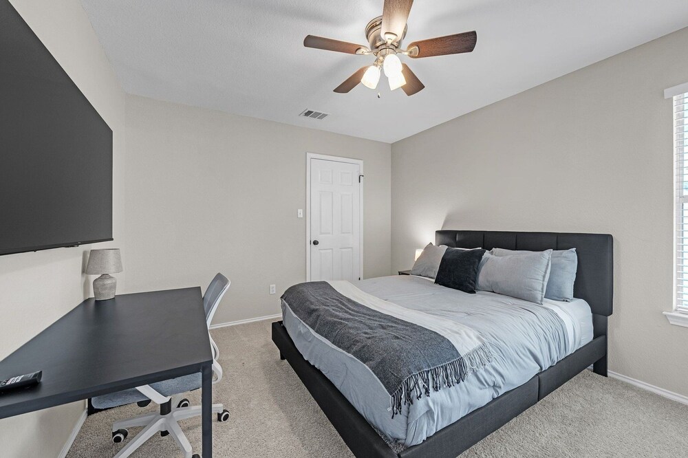 Modern 4br Gem Chic Comfort In Austin 4 Bedroom Home
