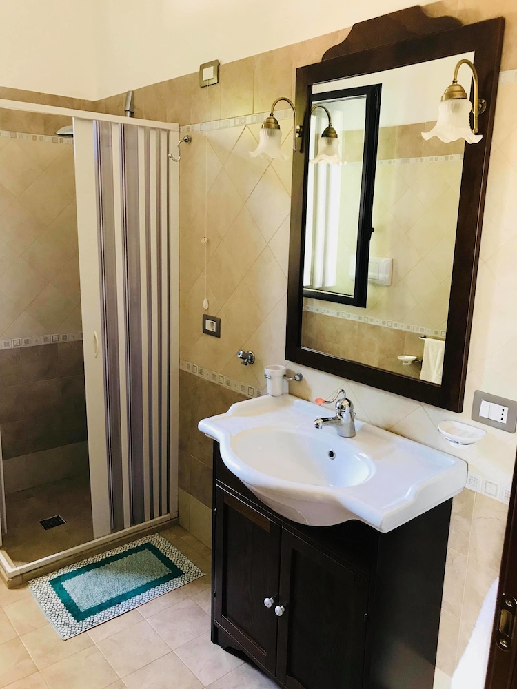 Mondoverde B&B en Surano — bathroom