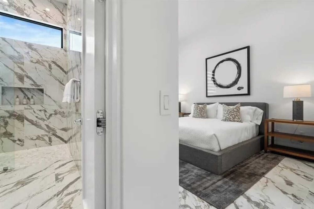 Sleeps 20 7-bedroom Villa w/ Pool, Putting Green & Hot Tub Bravo Villa #11 by Avantstay