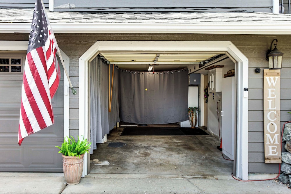 Lower-level Apt w/ Hot Tub & Sauna in Graham!