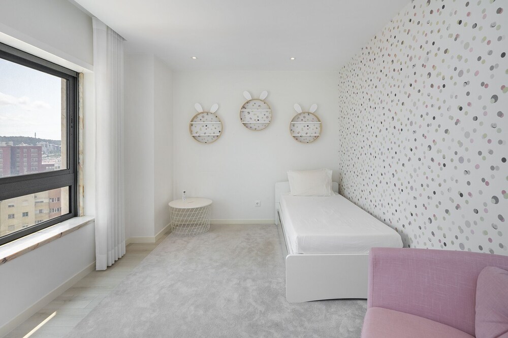 Family Condo: Urban Retreat W/Parking, Ac, Elevator In Great Location