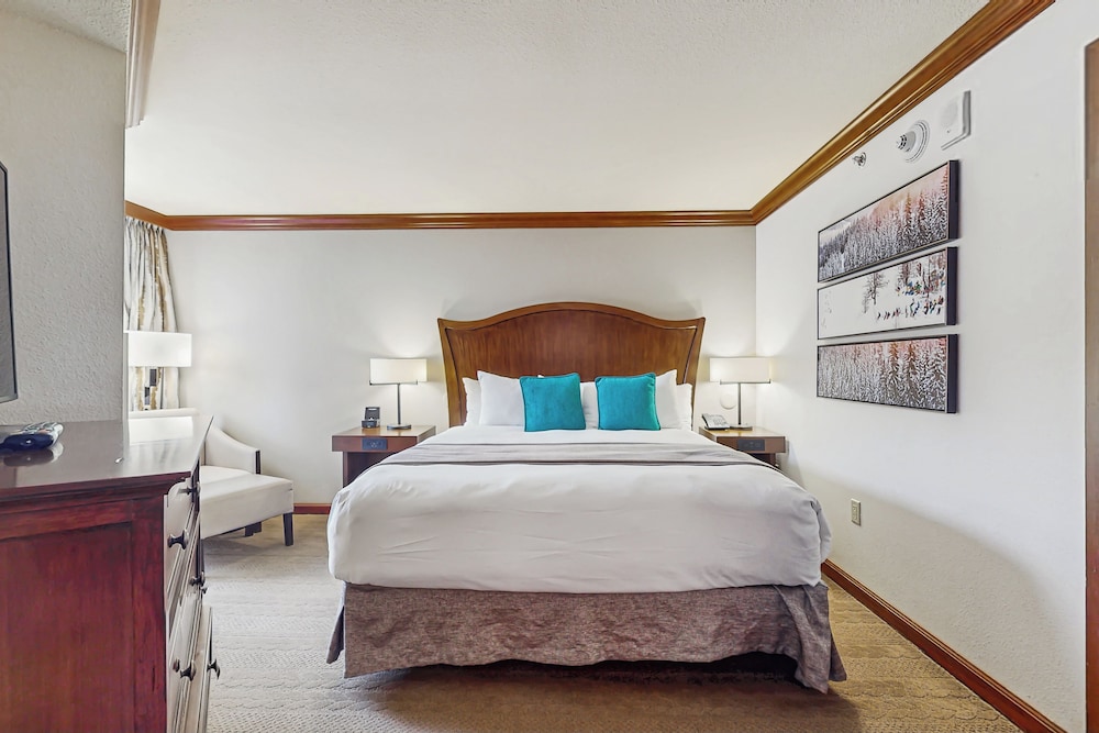 2BR Condo w/ Pool Access, Hot Tub, & ski In/out